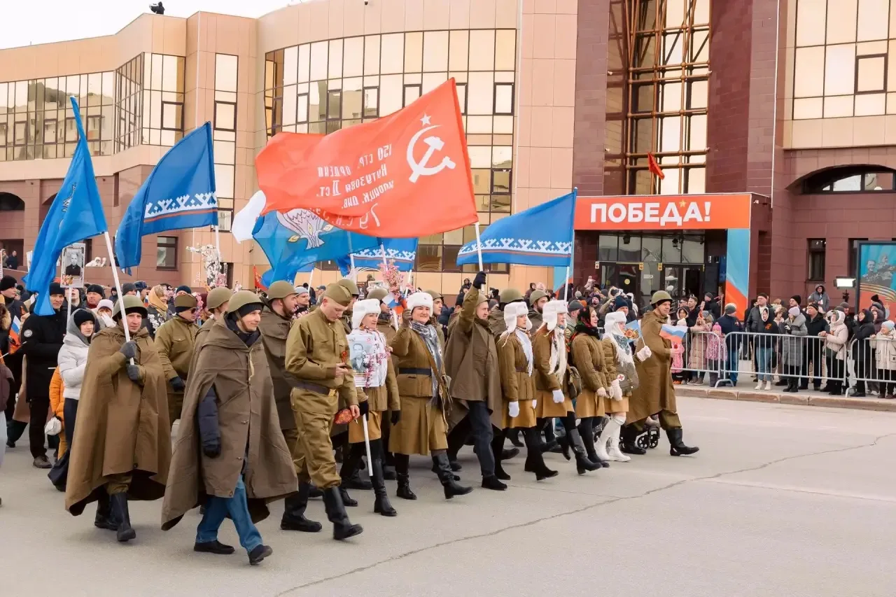 Сегодня в Новом Уренгое, как и по всей стране, проходит шествие Бессмертного полка. В руках — фотогр
