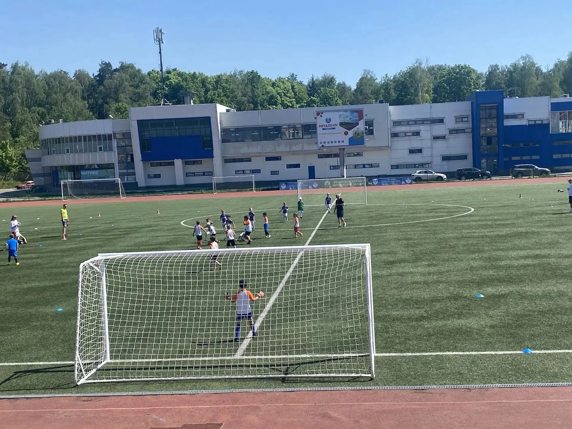 🏟️ 19 мая на стадионе «Металлург» состоялся Фестиваль МБУ «ЦФКиС «Лидер» по мини-футболу с участием 