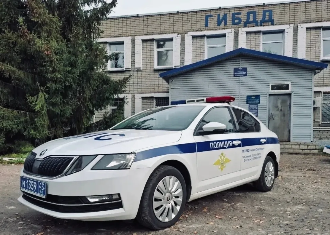 В Кировской области инспекторы ГИБДД сопроводили в больницу женщину в критическом состо...