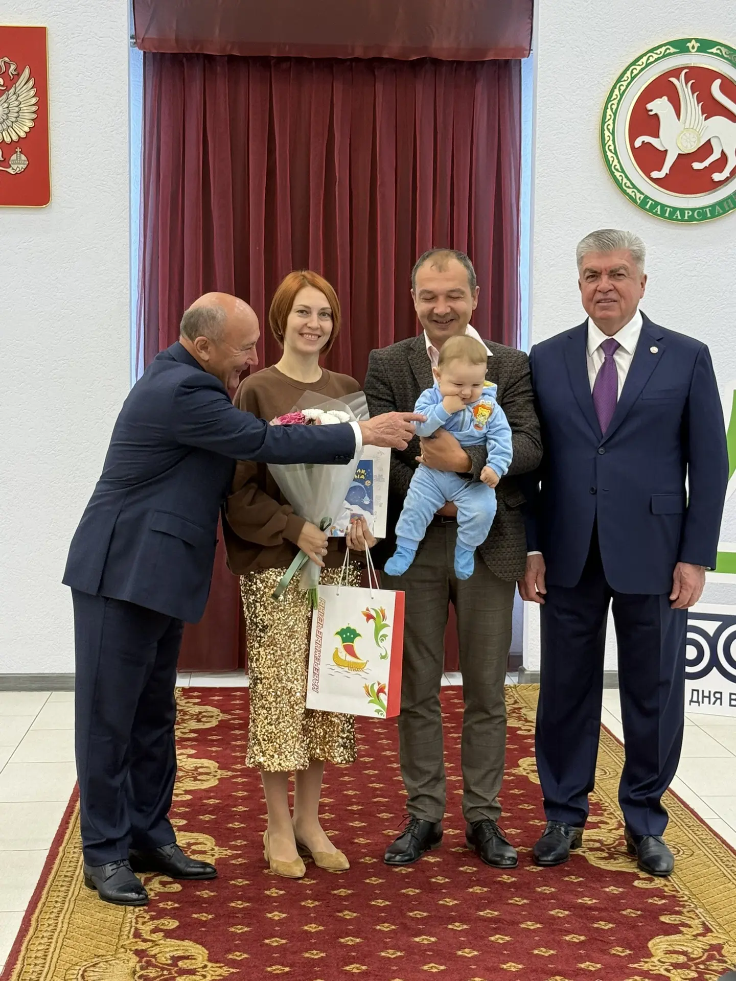 Много улыбок и блестящих глаз – так проходит церемония вручения сертификатов во Дворце ...