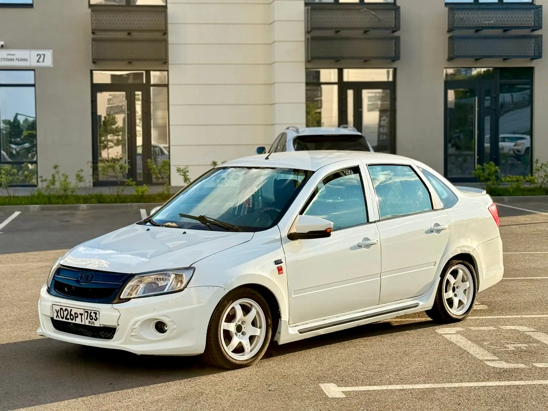 Granta Sport 
2013 г.в.
Заводская, не путать с обычной переодетой grant’ой.

Двигатель в отличном со