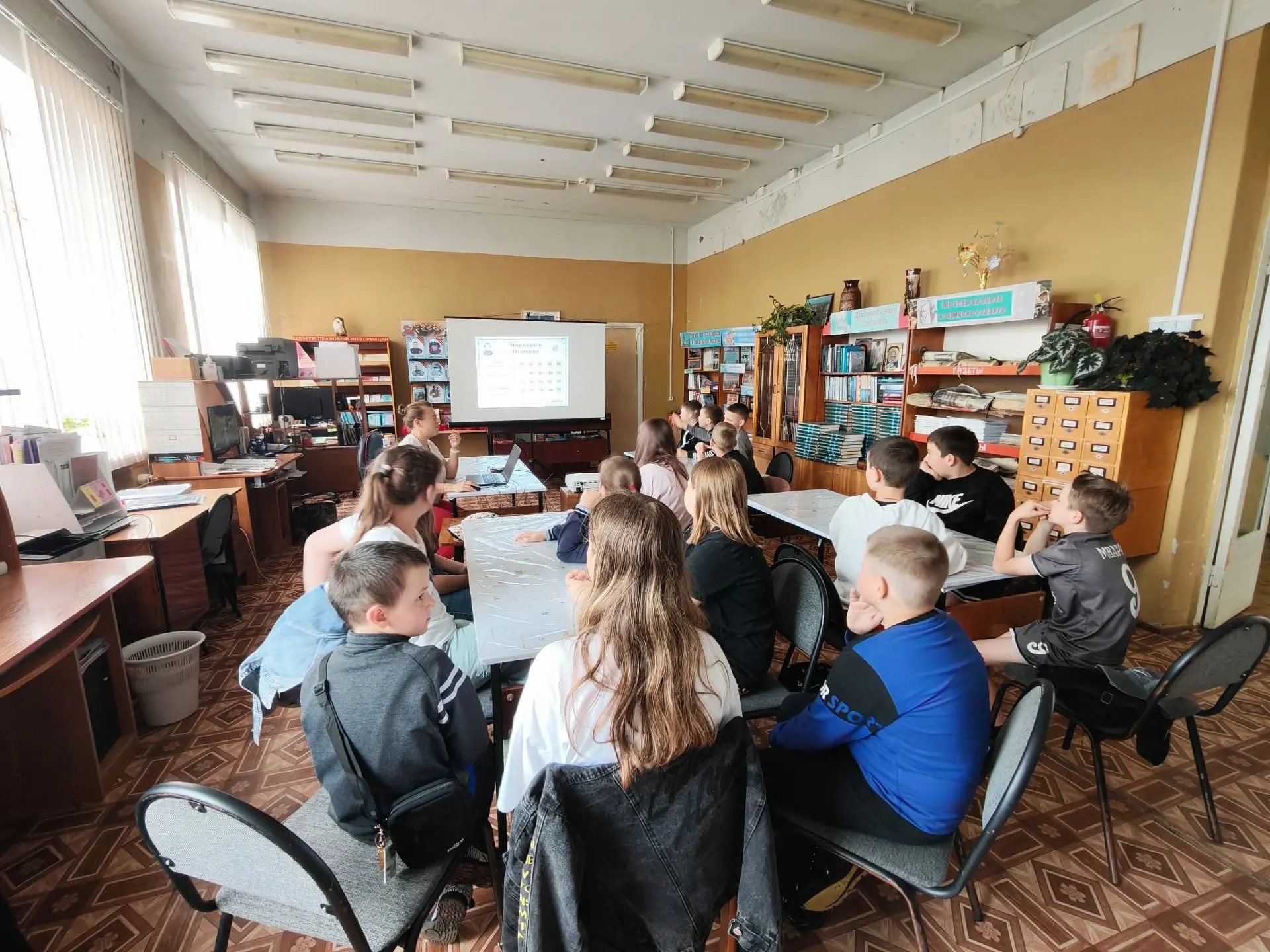 📚✨ 8 июня на детской оздоровительной площадке МБОУ "Средняя школа №1" в читальном зале...