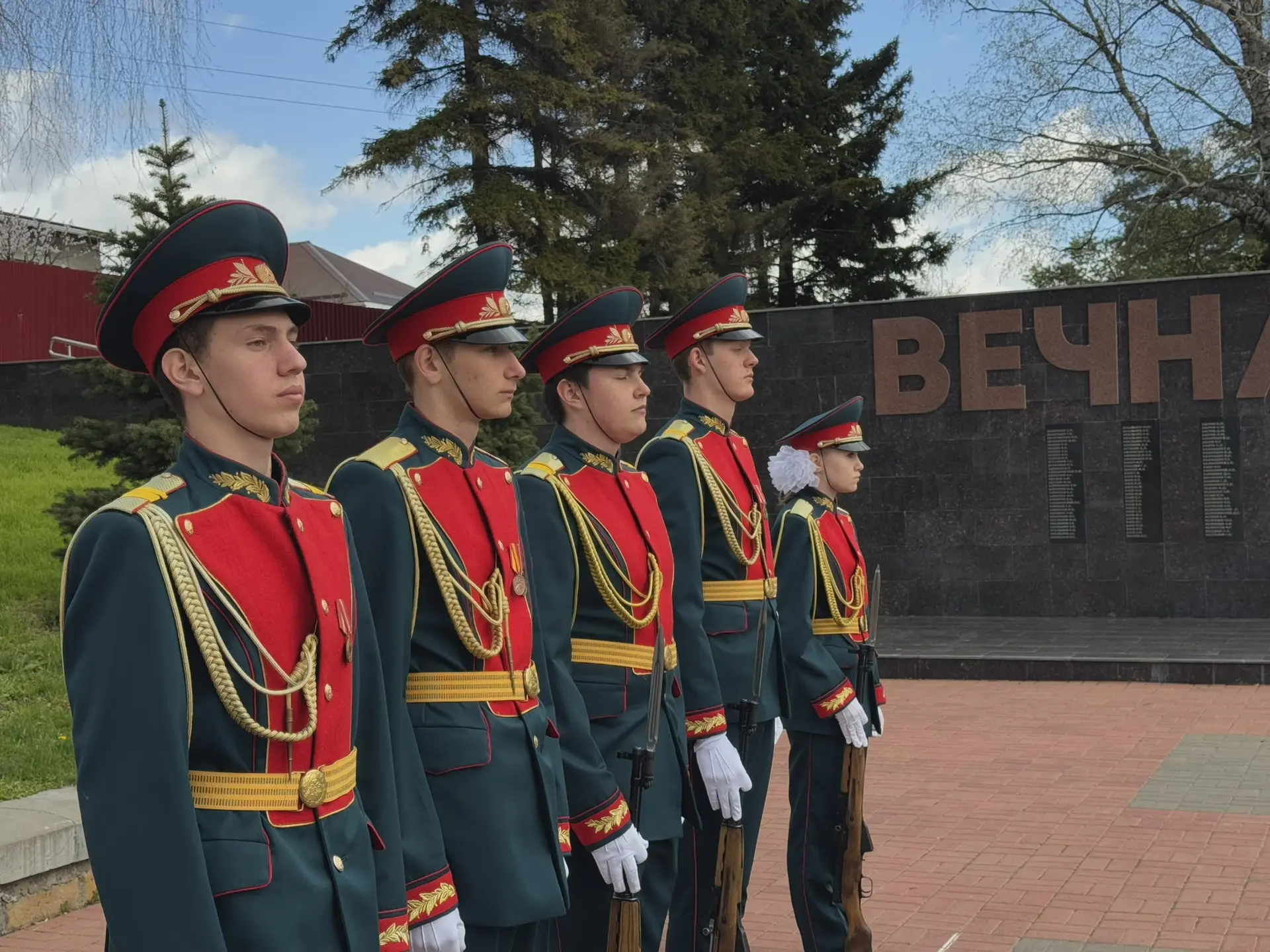 10 апреля на мемориале «Огонь Вечной Славы» прошёл День призывника!  С напутственными словами к буду