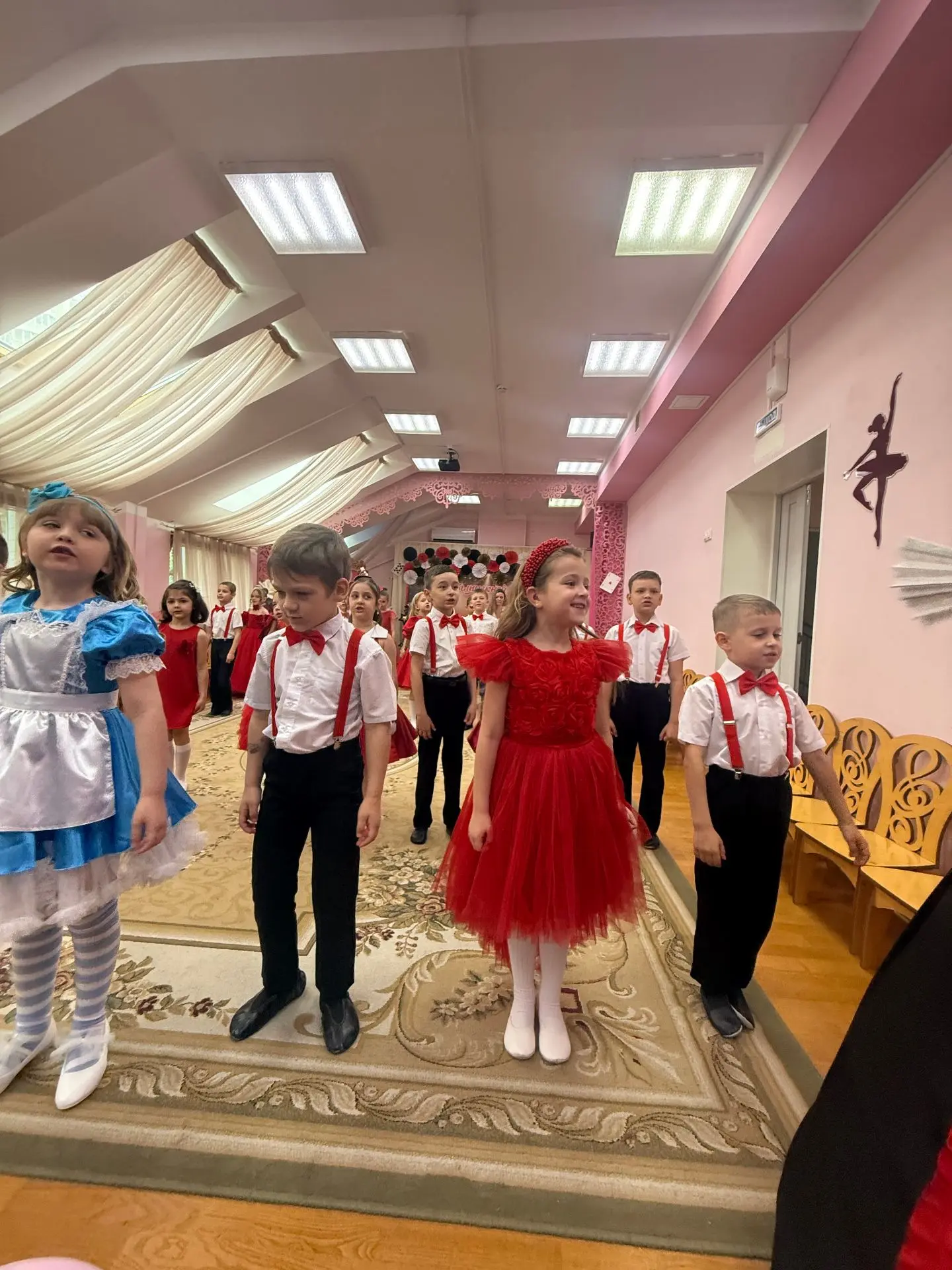 Выпускной праздник в подготовительной к школе группе №4 "Алиса в Стране чудес".