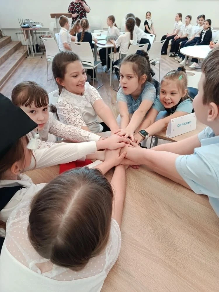 Весёлые лингвисты: кто быстрее ответит? Весело вспомнить школьную программу можно! В актовом зале пр