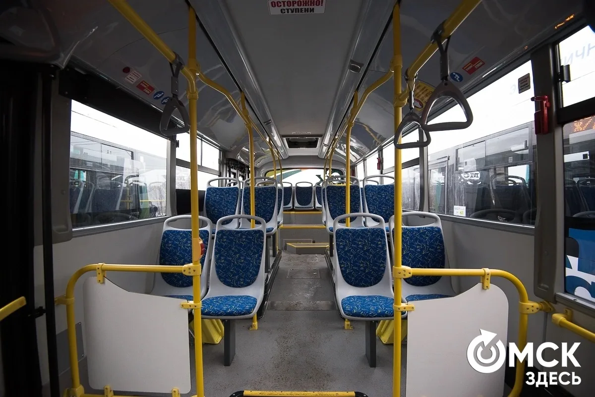 До конца года омичи пересядут на белорусские автобусы-"гармошки" 🚍