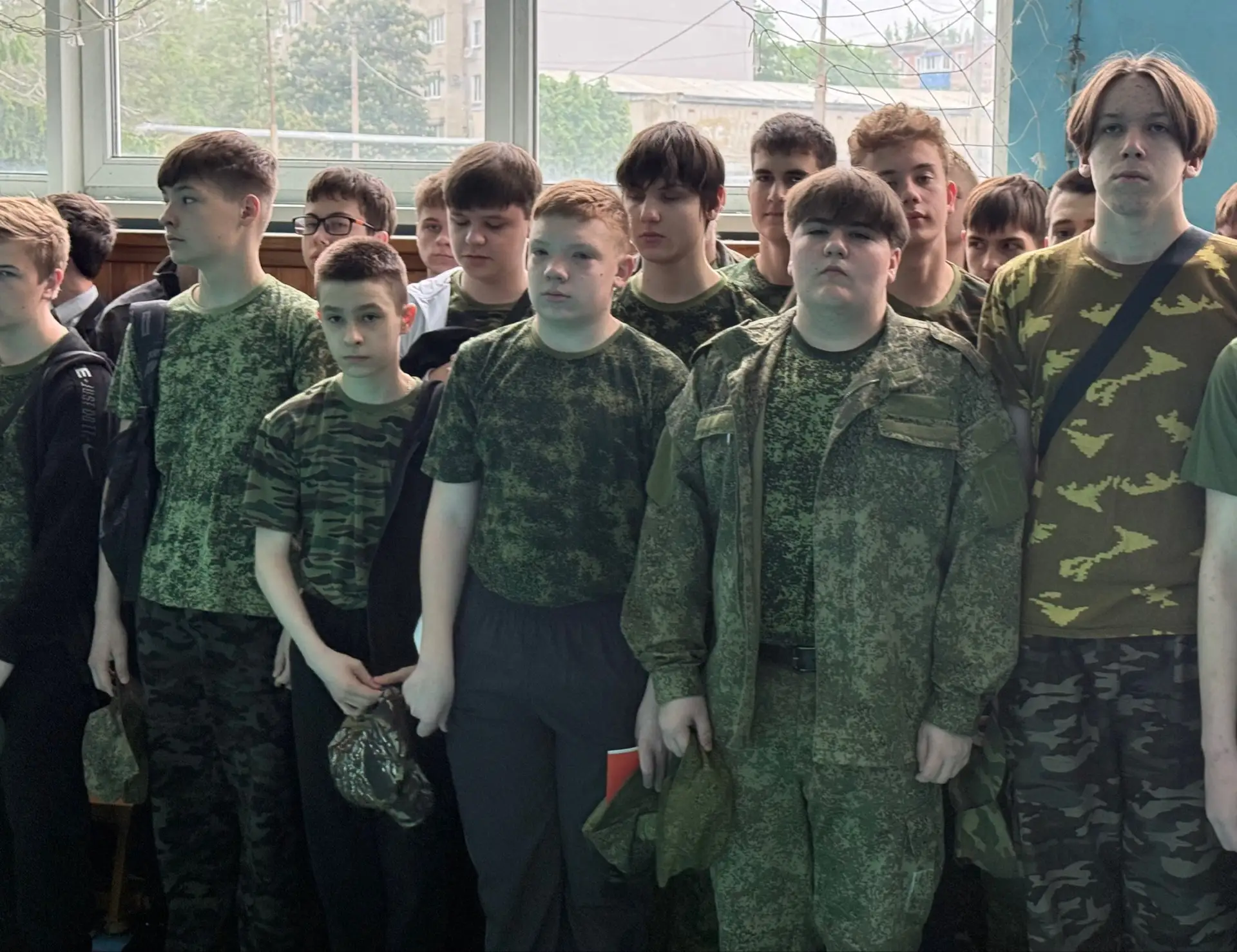 🇷🇺 Понедельник в гимназии — и сразу с особой торжественностью! 🎓  Сегодня мы начинаем последнюю учеб