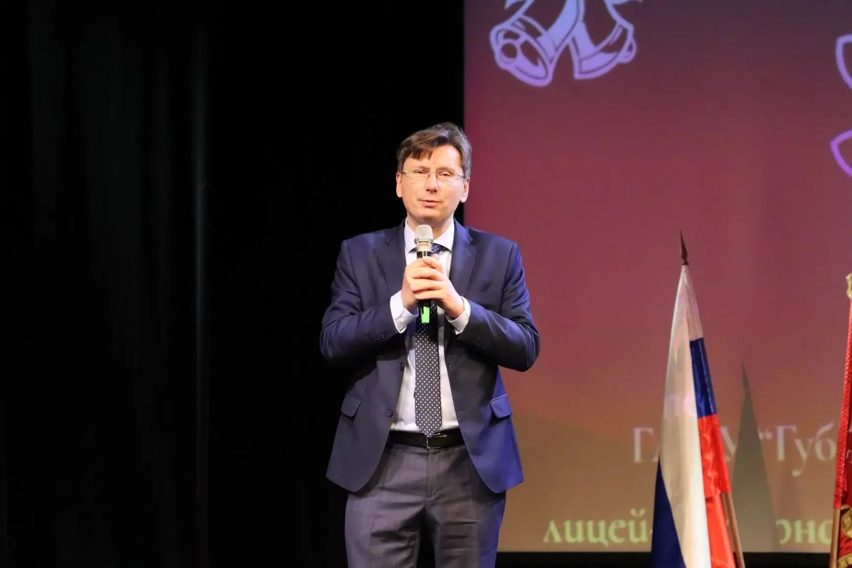 🔔 Министр образования Алексей Пахомов поздравил выпускников Губернаторского лицея с последним звонко