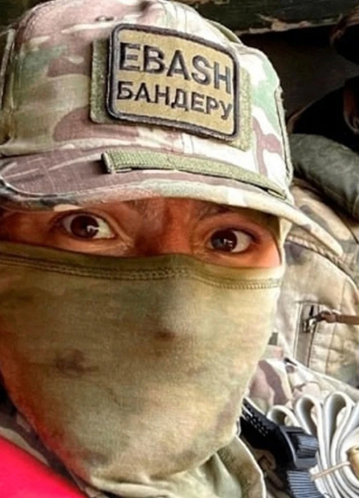 Наш воин с подходящим для денацификации врагов шевроном! 😎