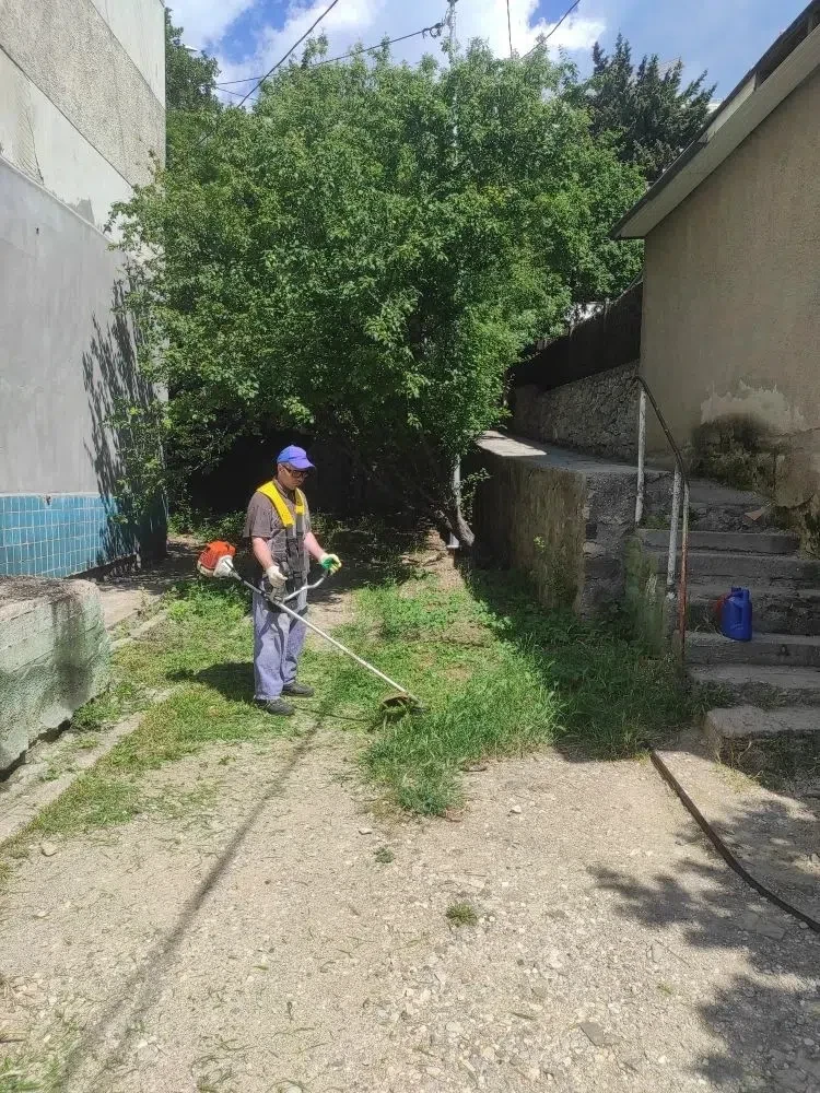Специалистами предприятия продолжаются работы по покосу травянистой растительности на придомовых тер