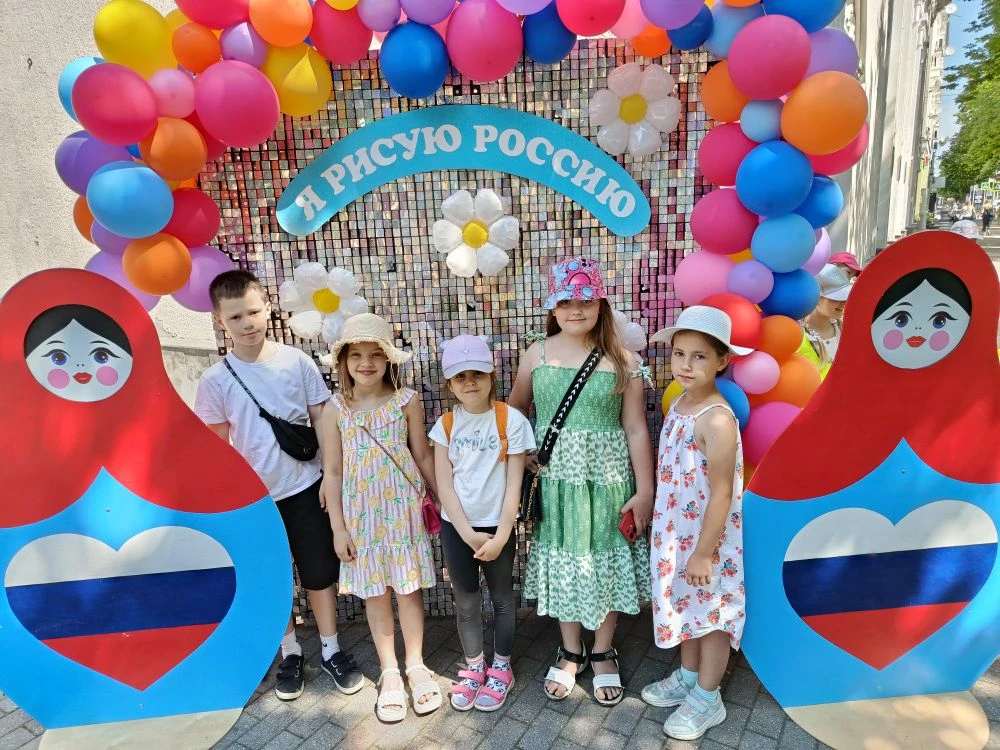 11 июня, в преддверии Дня России, в городе прошëл конкурс рисунков на асфальте «Я рисую Россию». В н