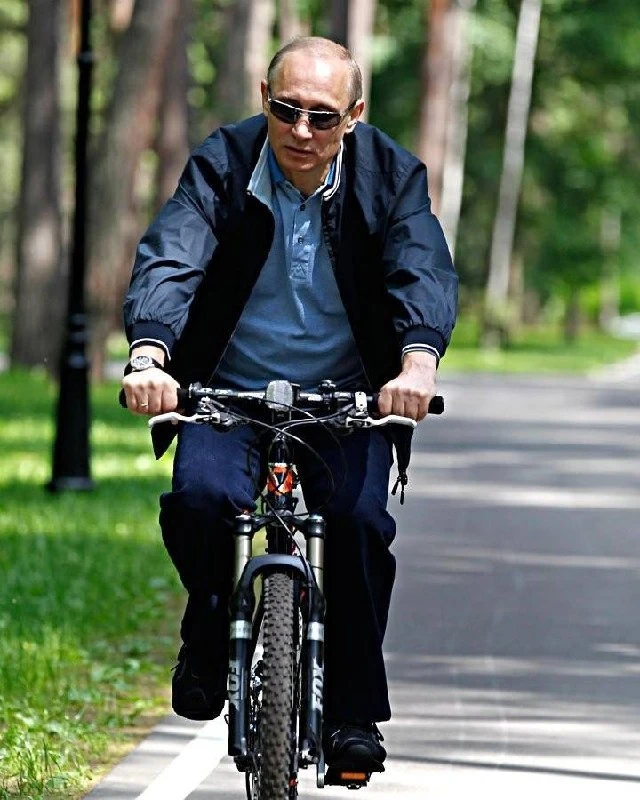 Сегодня, 7 октября 2026 года, президенту России Владимиру Владимировичу Путину исполняе...