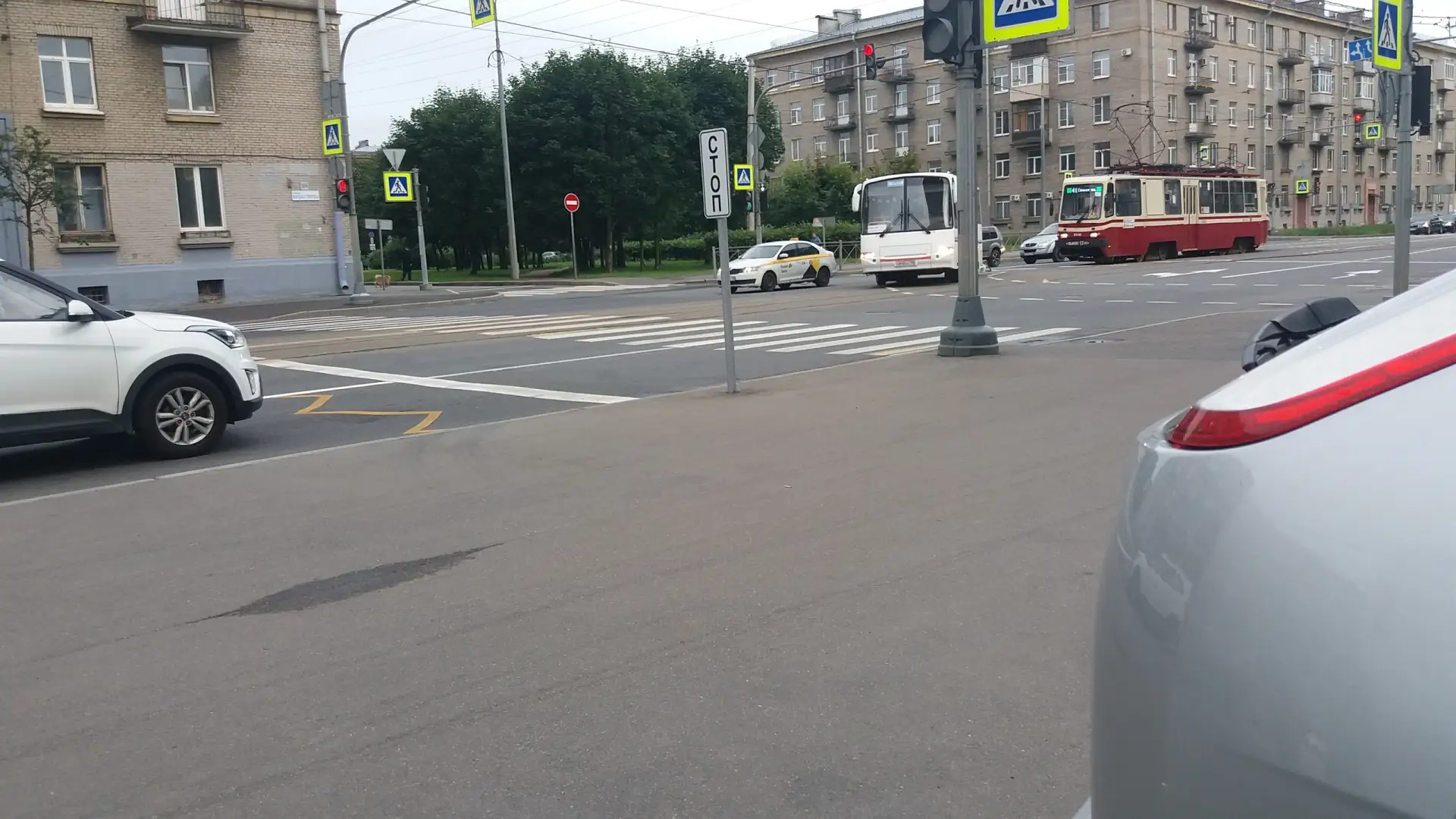 Улица Говорова пересечение с улицей Новостроек, таксист притерся в автобус.