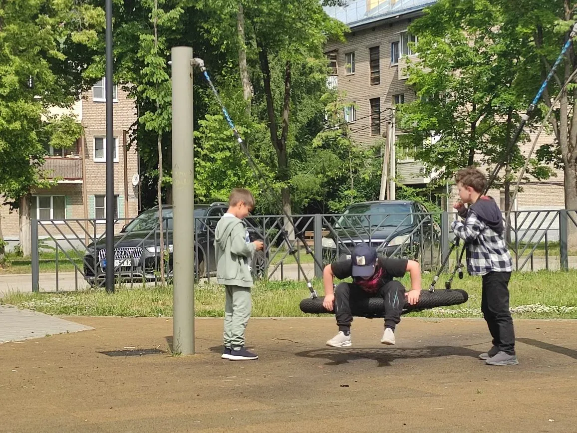 В лагере сегодня благодать! ☀️

Погода шепчет: «Выходите гулять!» Ребята на свежем воздухе: бегают, 