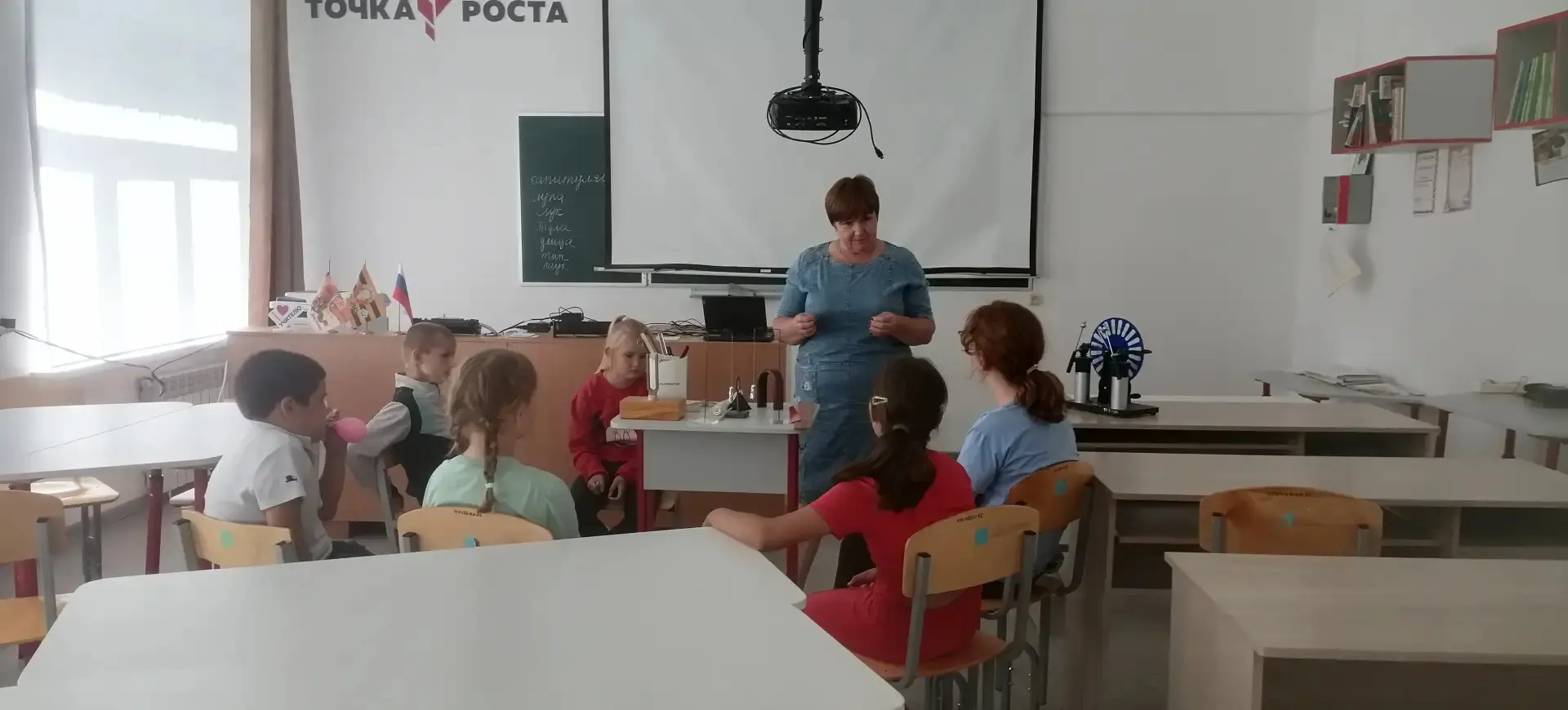 Понедельник- день тяжелый, но только не для ребят из лагеря СИРИУС. После зарядки ребята отправились