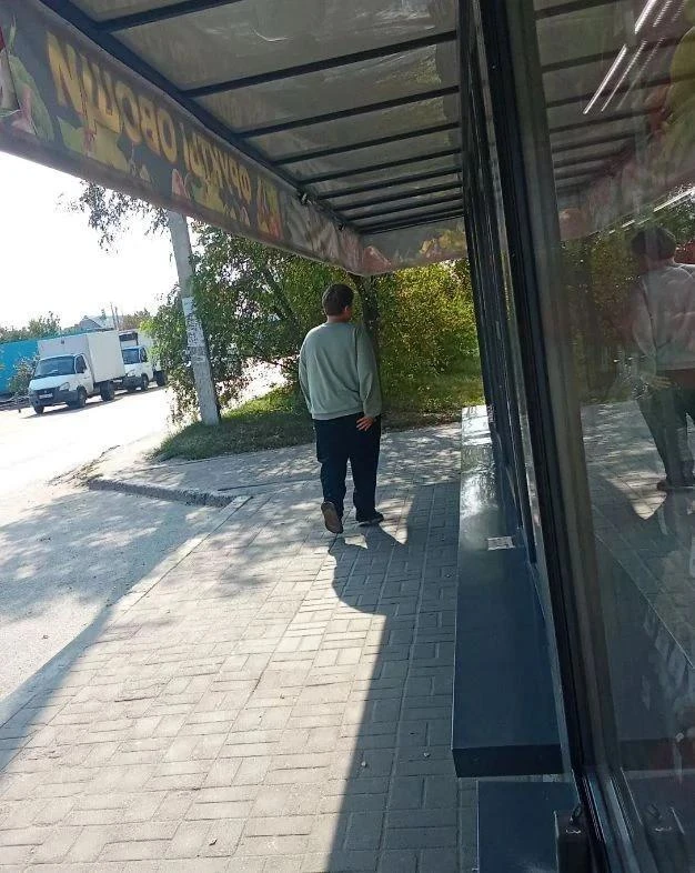 Подросток ходит по киоскам,просит что нибудь поесть бесплатно. На ответ про маму,говори...