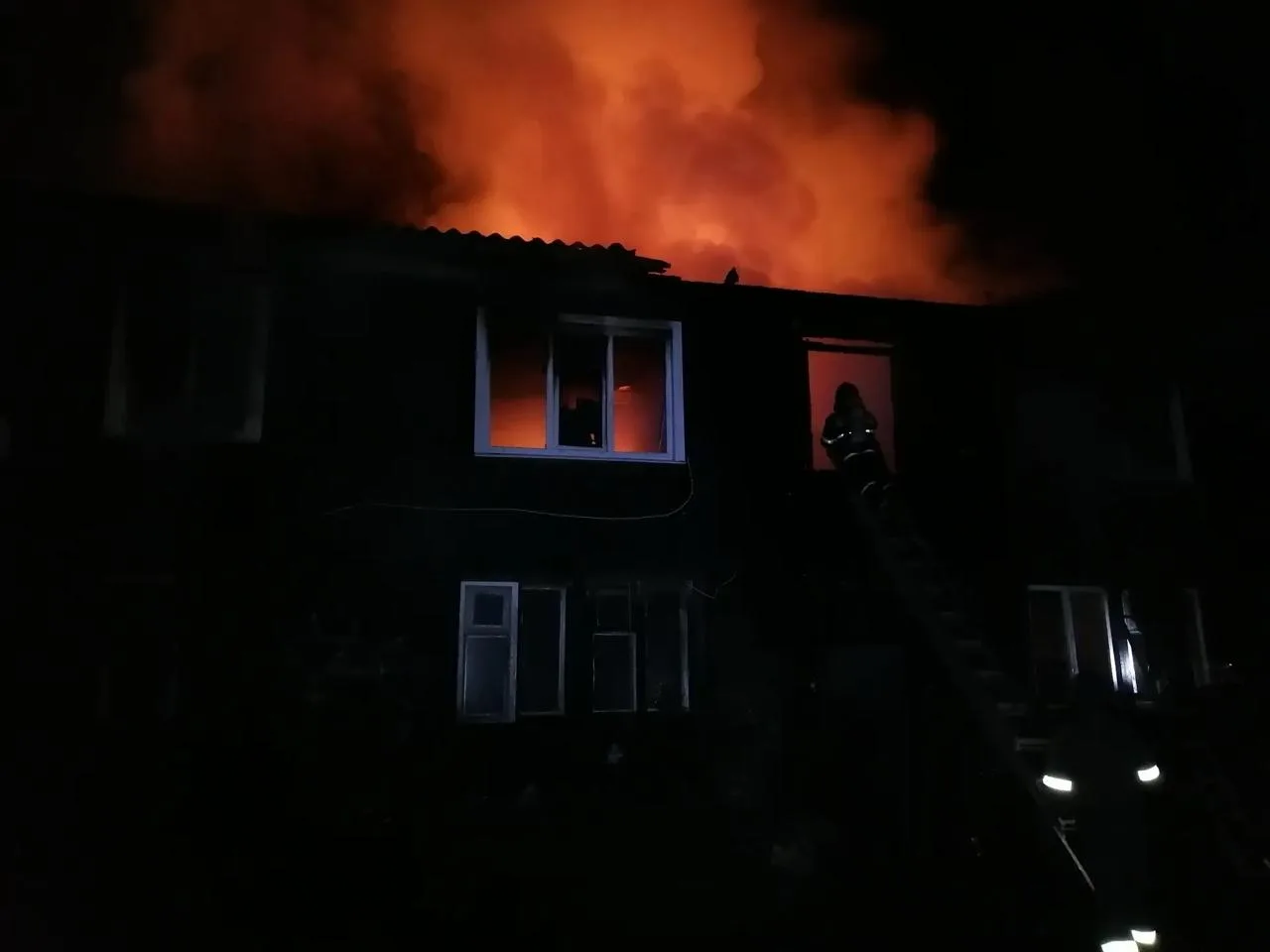🔥 В Олонецком районе при пожаре в жилом доме пострадали два человека. Вечером 15 сентя...