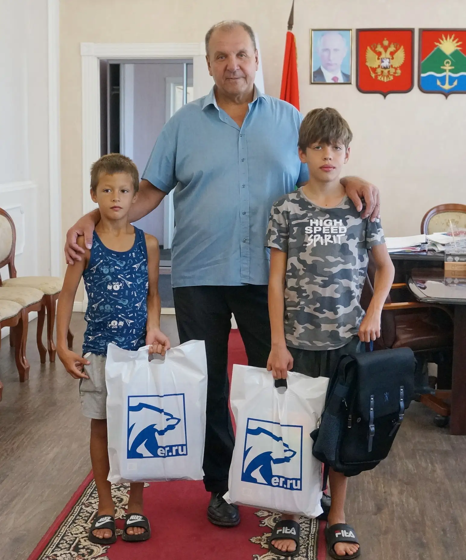 Местное отделение партии "Единая Россия" продолжает добрую традицию дарить детям подарк...
