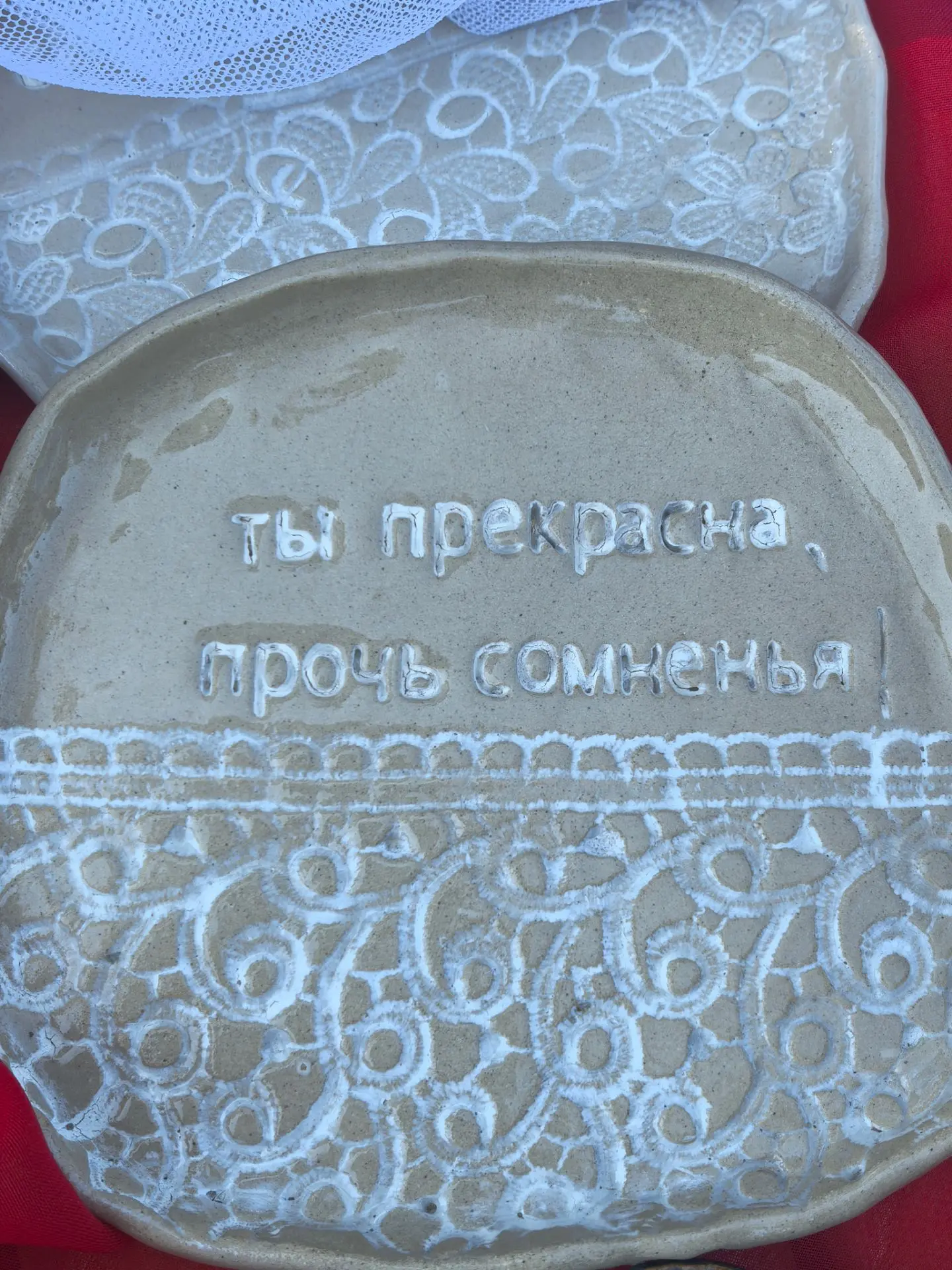 История одной битвы за пуфик у окна 🛋️⚔️

Сегодня клиентка поделилась житейским эпосом, который дос