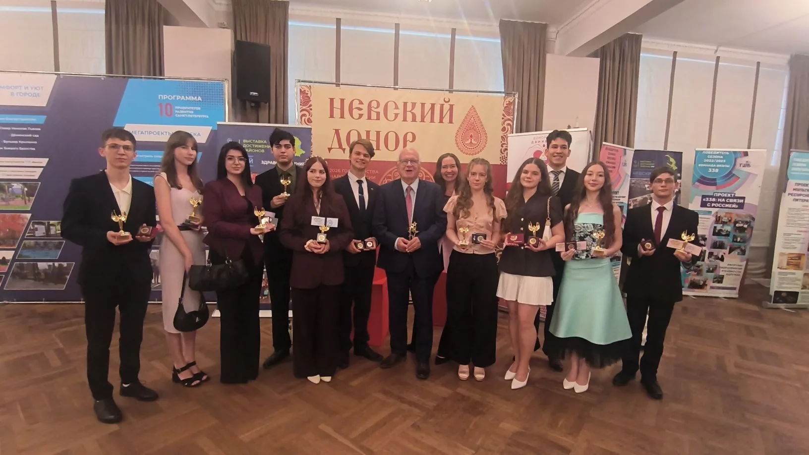 🎓 в Культурном центре «Троицкий» Невского района чествовали лучших учеников!

В торжественной обста