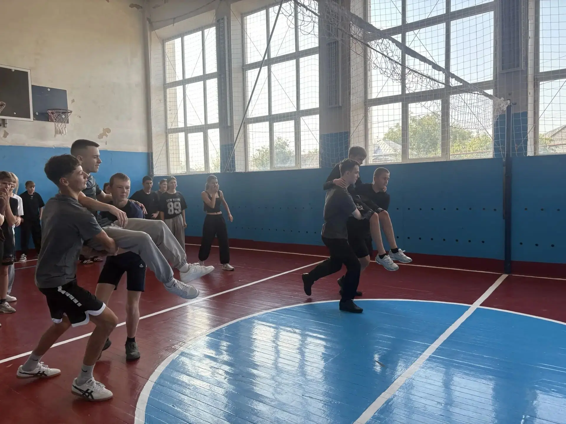 Для ребят 10 и 8-Б классов школы № 3 обычный урок физкультуры на один день превратился ...