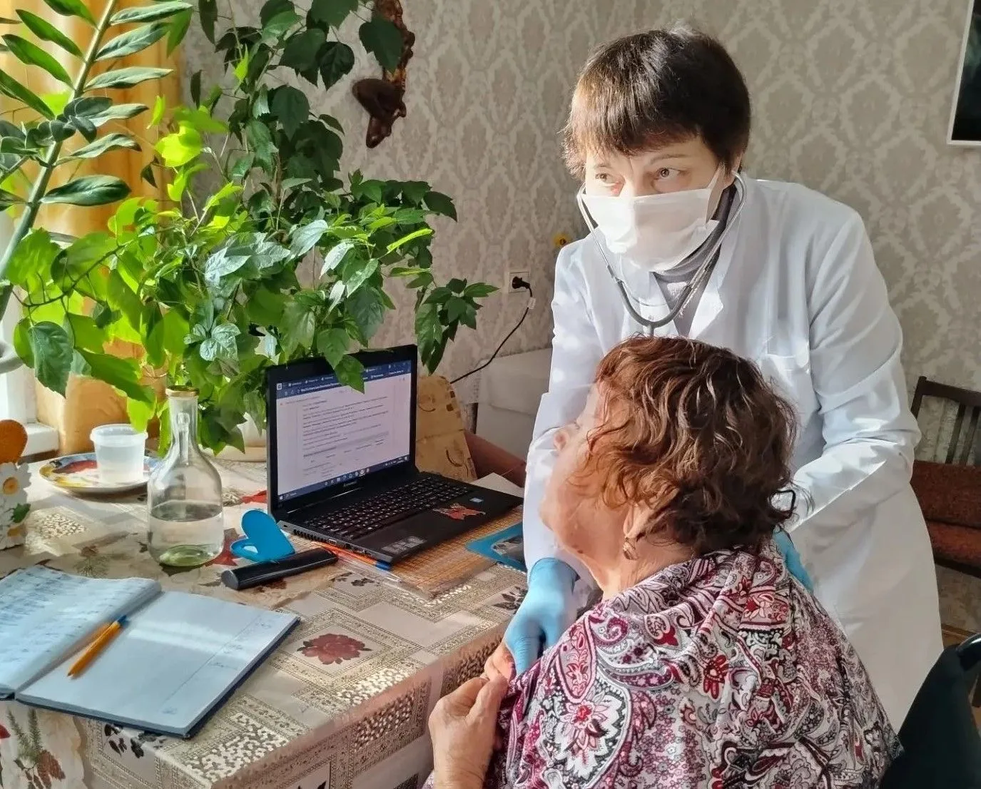 Специалисты Центральной городской больницы заботятся о маломобильных и пожилых пациентах