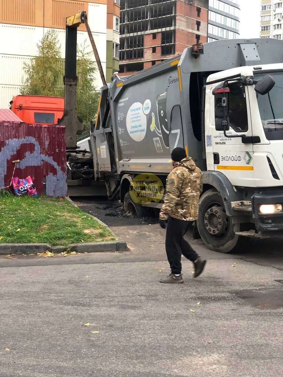 На ул.Горшина 3, мусоровоз провалился в недавно заделанную яму возле мусорки 🤷🏻‍♂️