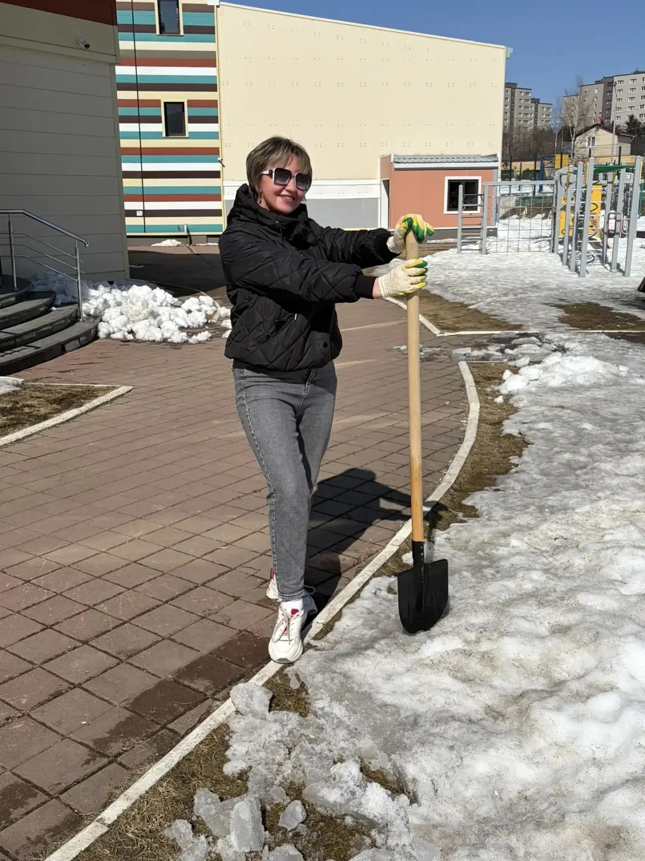🌨️ Весенняя пятница: вместе делаем мир чище!  Сегодня наш дружный коллектив гимназии вышел на улицу,