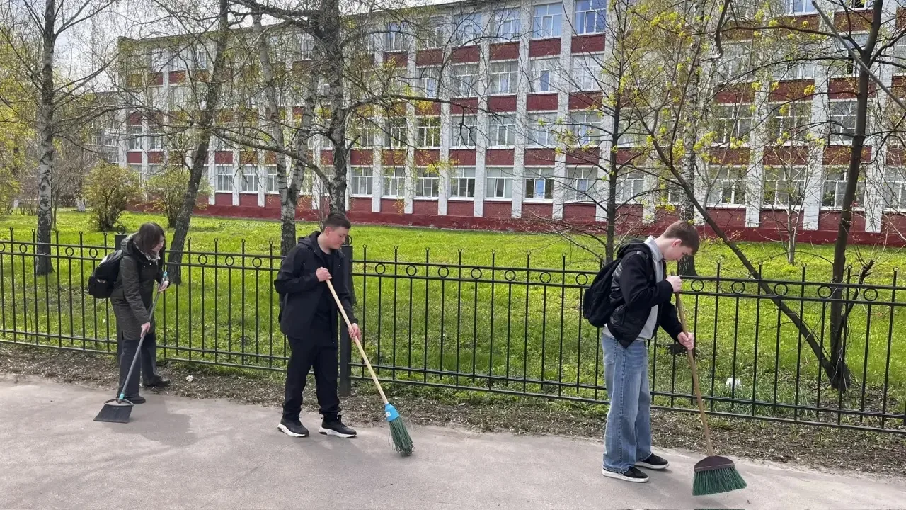 🧹 ПО ТРАДИЦИИ – К ЧИСТОТЕ! 🧹  В рамках месячника по благоустройству наши учащиеся и педагоги сегодня