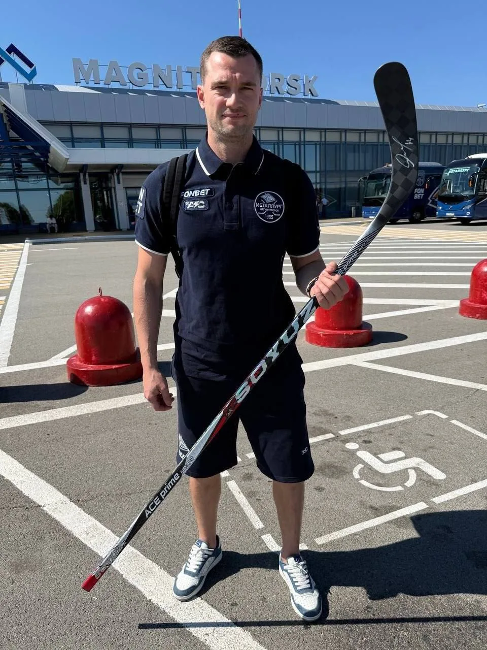 Егор Яковлев № 44 уже подписал клюшку победителю конкурса! 🏒