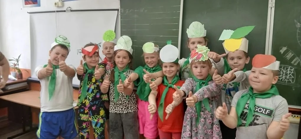 ☀️ЛДП СОЛНЕЧНЫЙ☀️УЗНАВАЙ НОВОЕ!💡

2️⃣ день: витаминный драйв и мозговой штурм!

🍊Утро началось с з