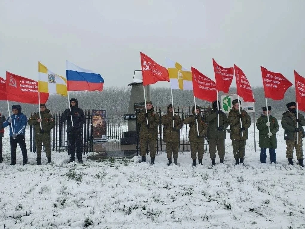 🇷🇺 2 мая в Ставрополе прошло восхождение «Вперёд к Победе». Гора Стрижамент приняла больше 300 участ