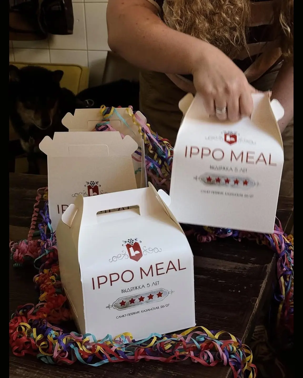 Рюмочной «Ипполит» — 5 лет! Команда запустила свою версию «хэппи мил» — Ippo Meal.  Внутри коробки —