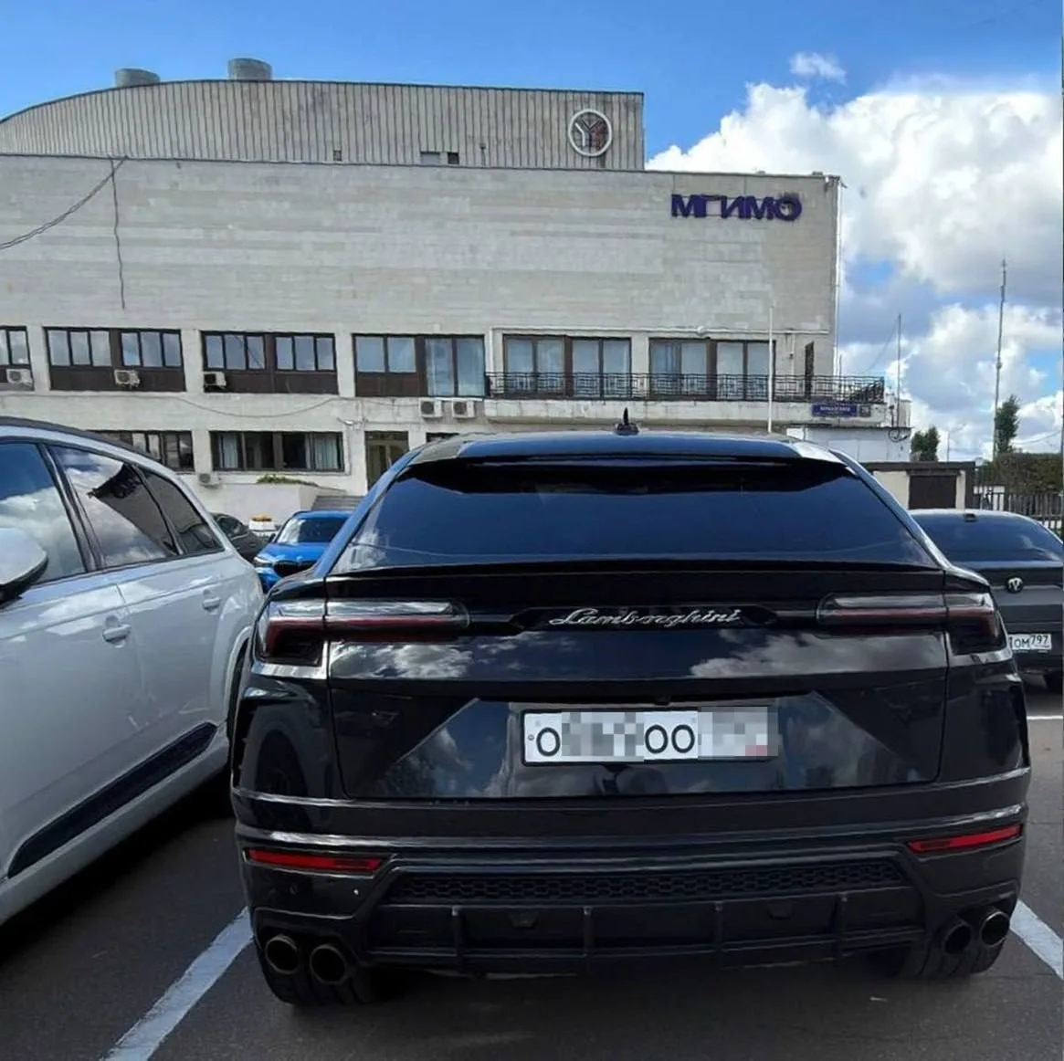 Cтуденты МГИМО приехали на пары на Maserati, Lamborghini, Porsche и «Геликах».