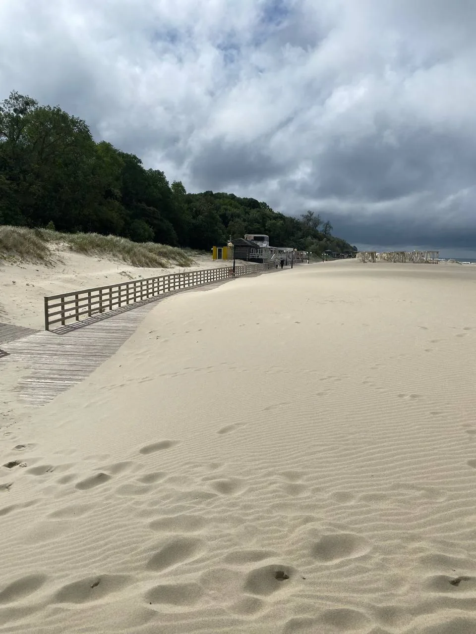 🌥️Сегодня, 6 октября, в Янтарном царит классическая балтийская осень.