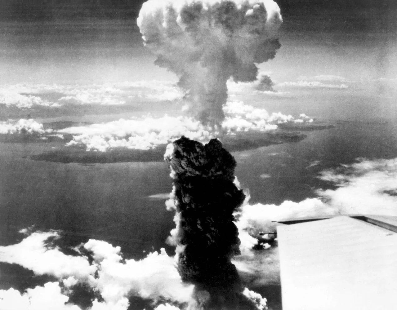 6 августа США сбросили на Хиросиму атомную бомбу

70 лет назад, 6 и 9 августа 1945 года, США подверг