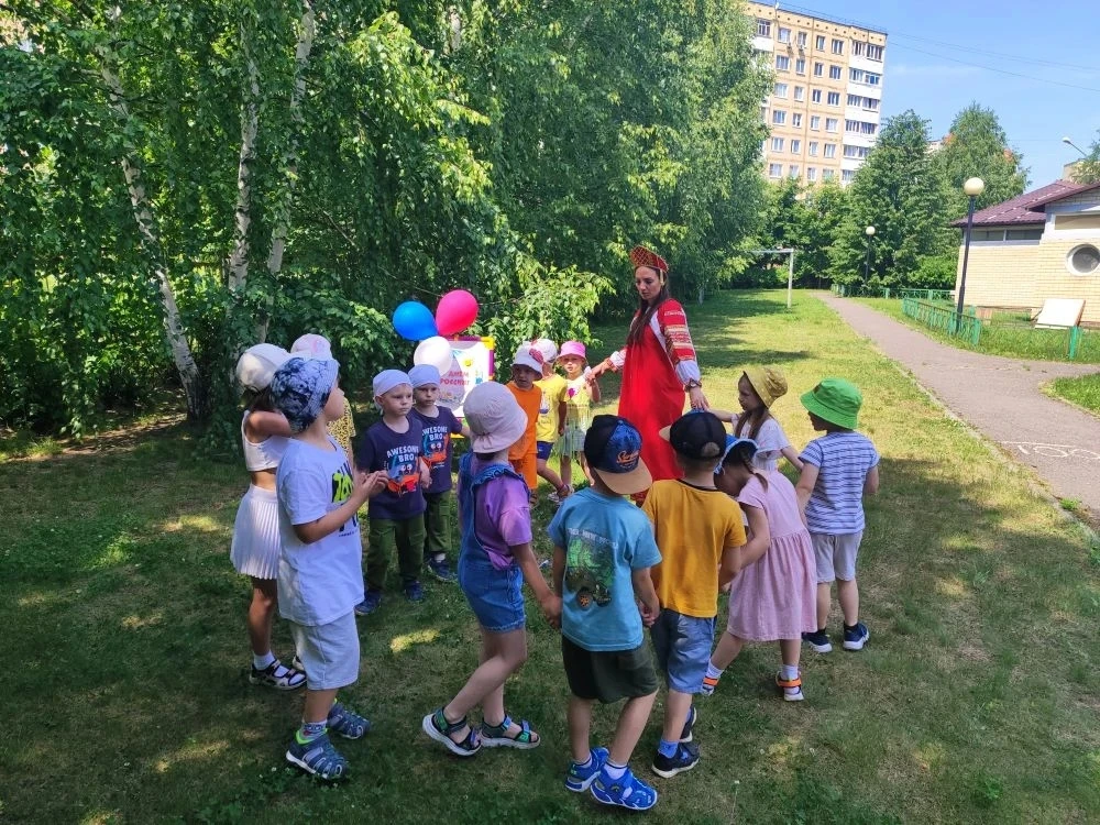 Нам праздники для радости даны,
Мы знаем их немало, самых разных,
Но День России, день родной страны