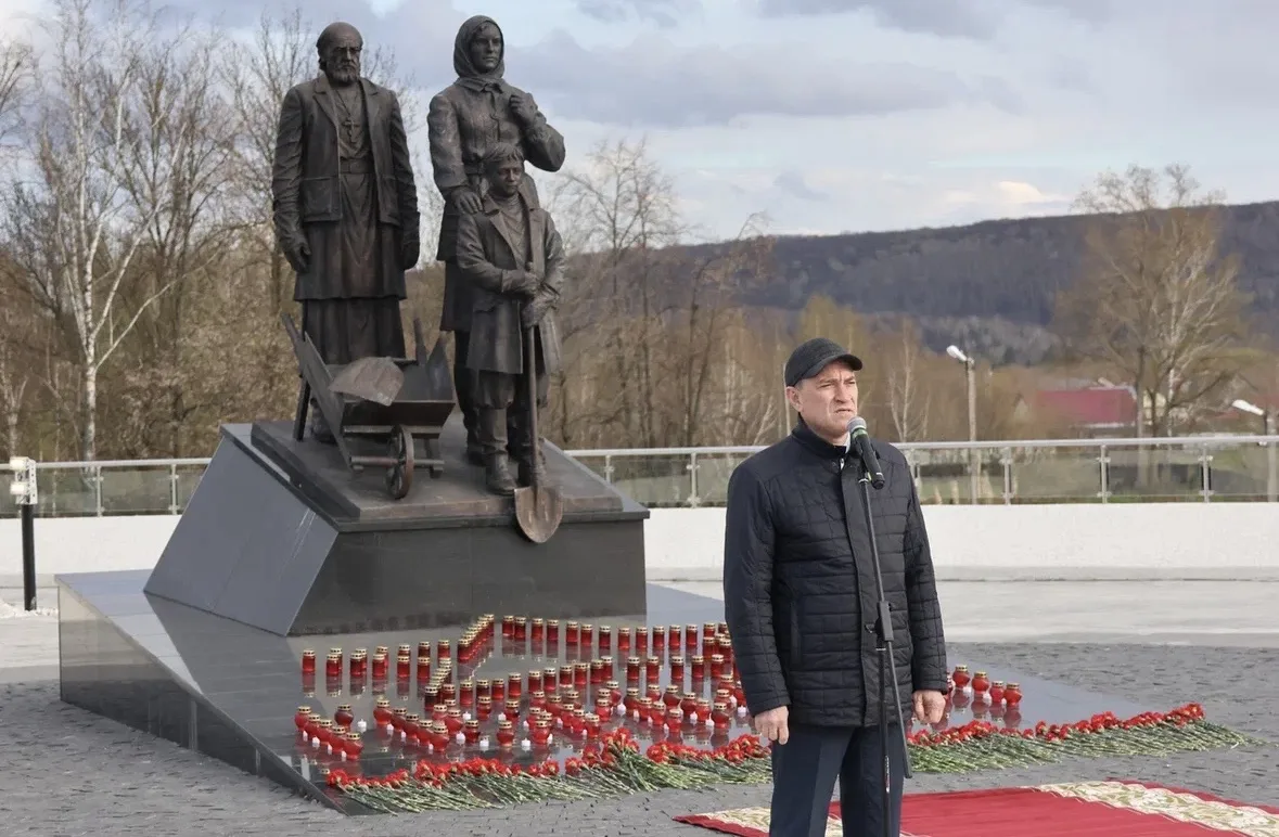 Пока память жива, пока мы - внуки и правнуки Победы - несём её по свету, история будет ...