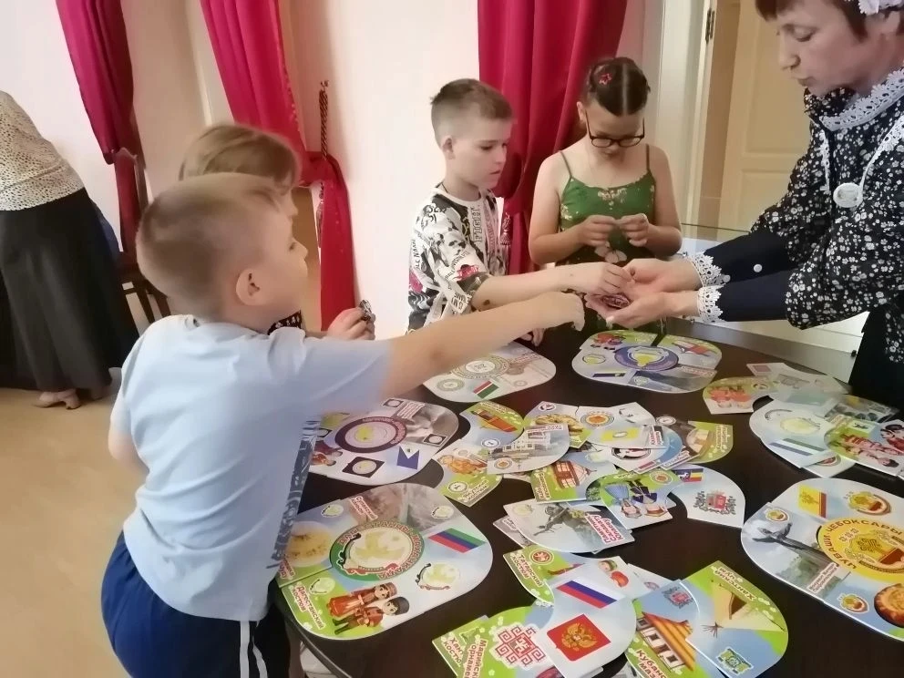 День России в музее: символика столицы и гербы народов нашей страны 🇷🇺🏛️

Сегодня в музее прошло 
