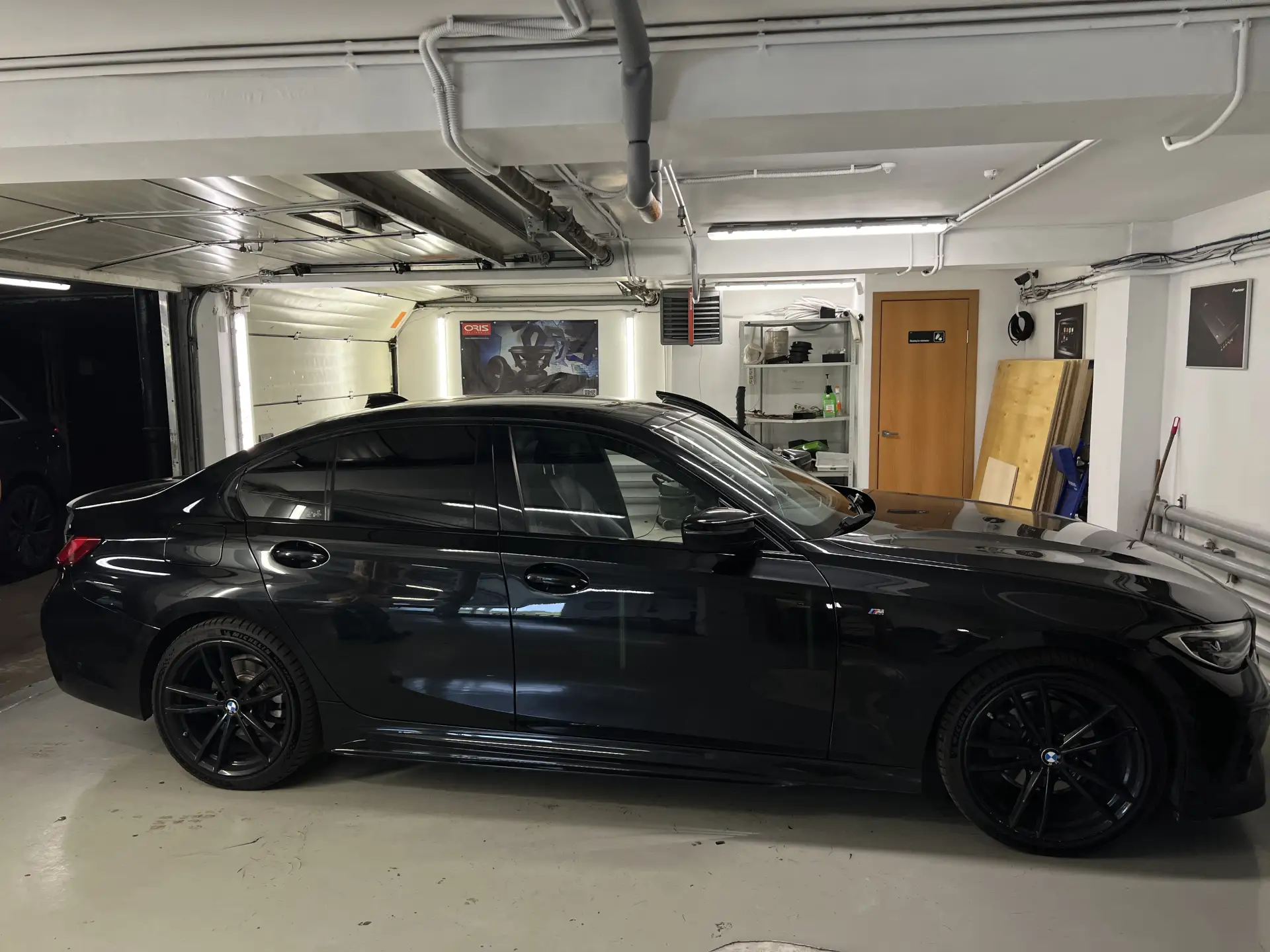 Басовитые мидвуферы Focal Isub BMW 8 установили в штатные места взамен уставших подсиде...