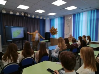 Мы помним! 🔥  Вчера в гимназии состоялась Классная встреча с человеком, чьи истории заставляют задум