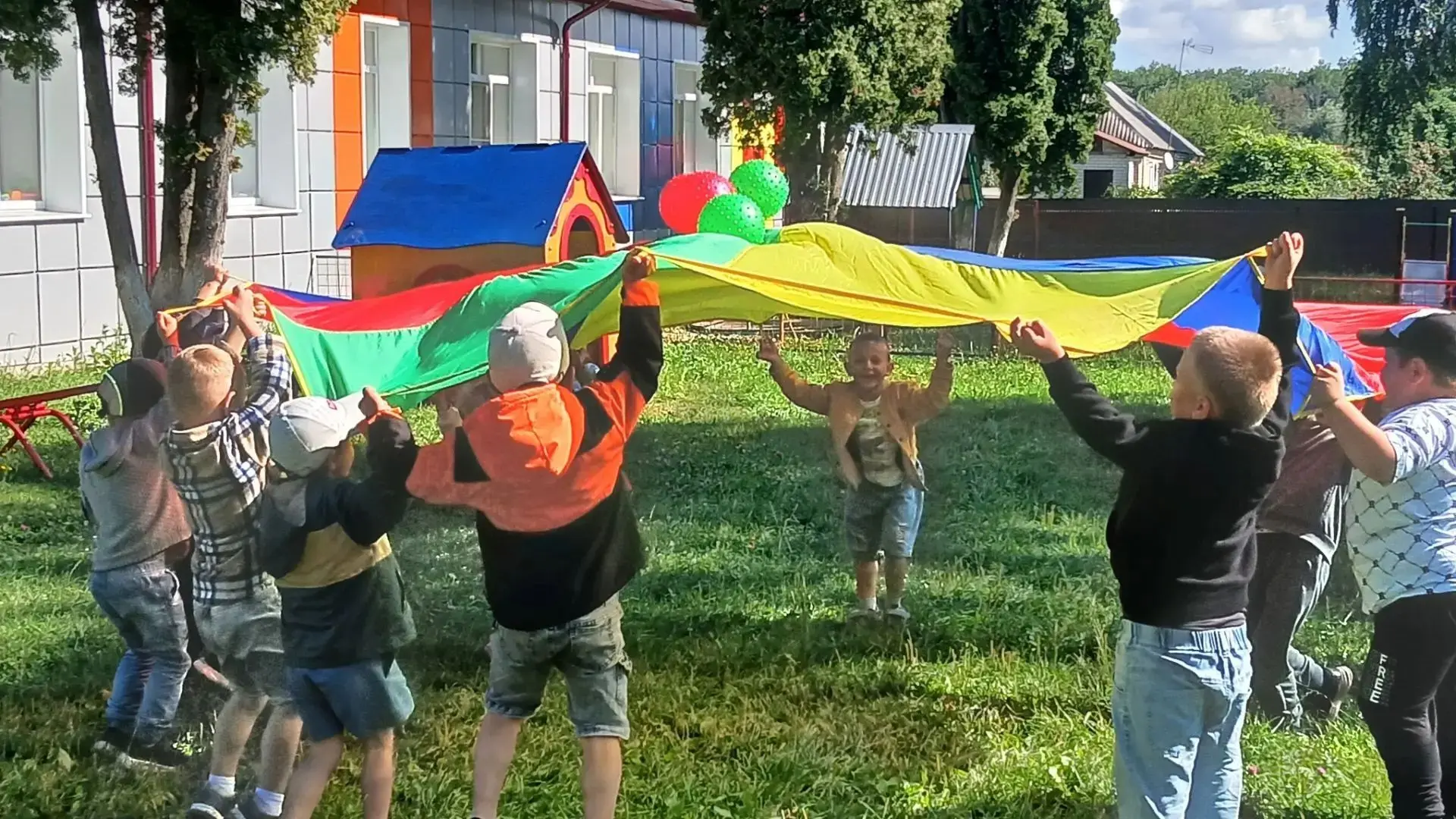 Мяч – одна из первых игрушек с которой начинает играть ребенок в детстве. С возрастом п...