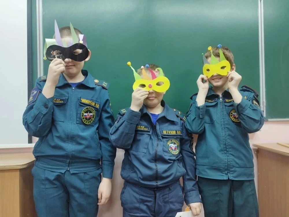 🎭 Всемирный день театра в нашем лицее продолжается!  За кулисами кипит волшебство — наши ученики сам