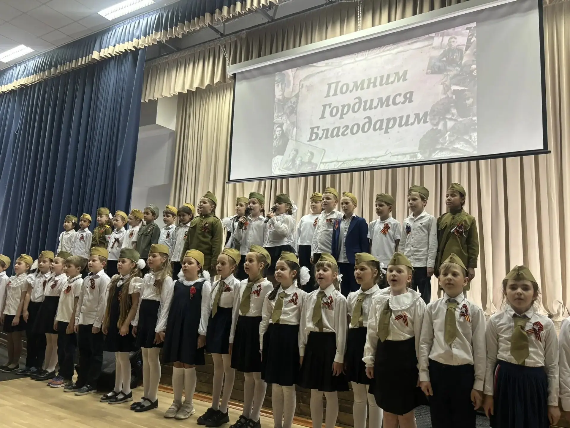 🇷🇺Вспоминая подвиги героев  В честь приближающегося Дня Победы наш образовательный центр провел торж