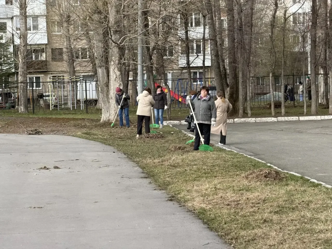 🧹Приводим территорию школы в порядок вместе!   На весеннюю уборку территории вышли не только ученики