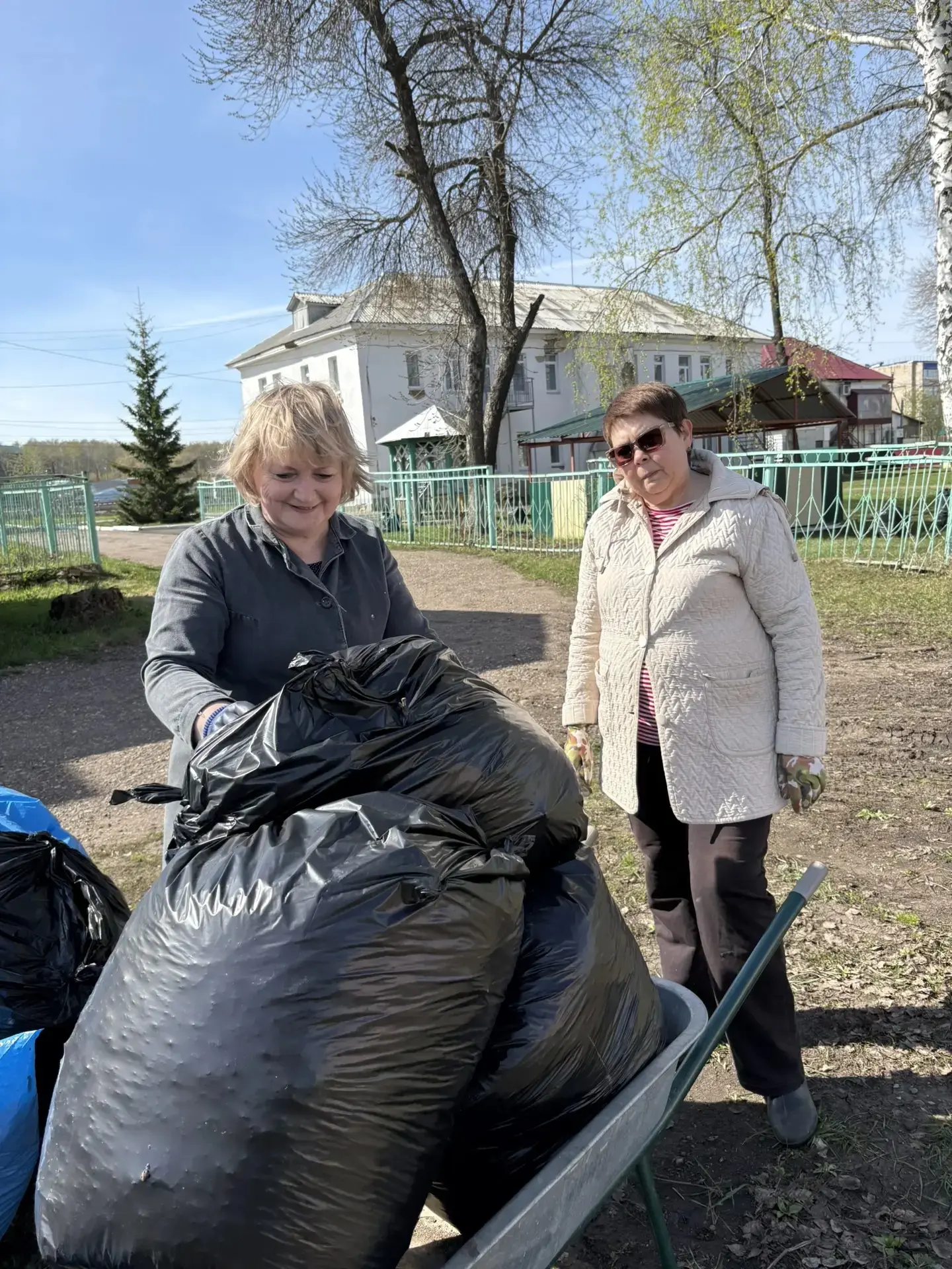 Весеннее благоустройство!Отлично потрудились! Комплексный подход — листва, уборка и поб...