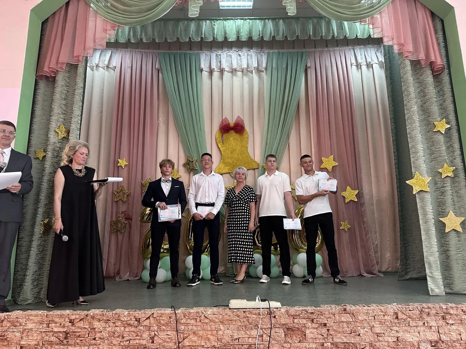 🎓✨ Вчера прошёл один из самых трогательных и важных дней — выпускной, на котором нашим выпускникам 