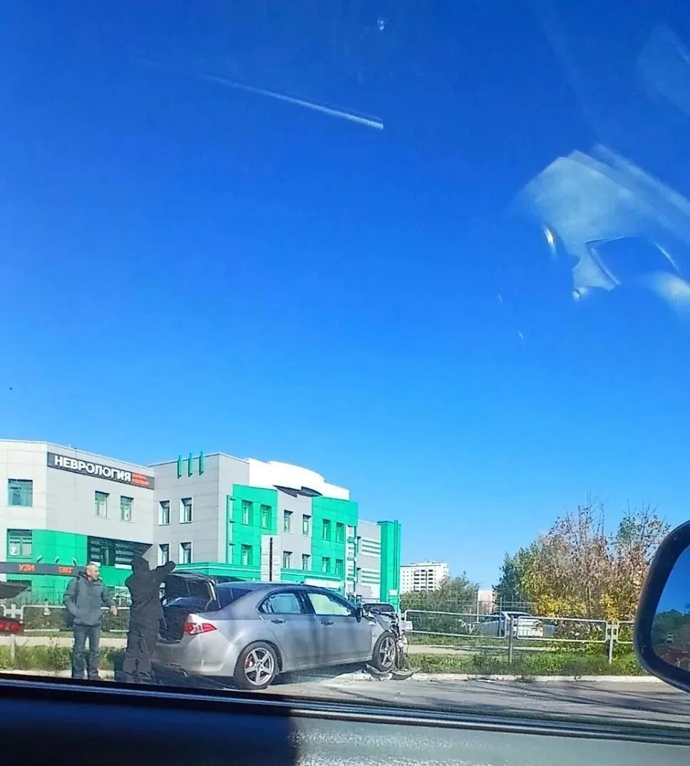 😳 На ул. Молодежной автомобиль  влетел в ограждение