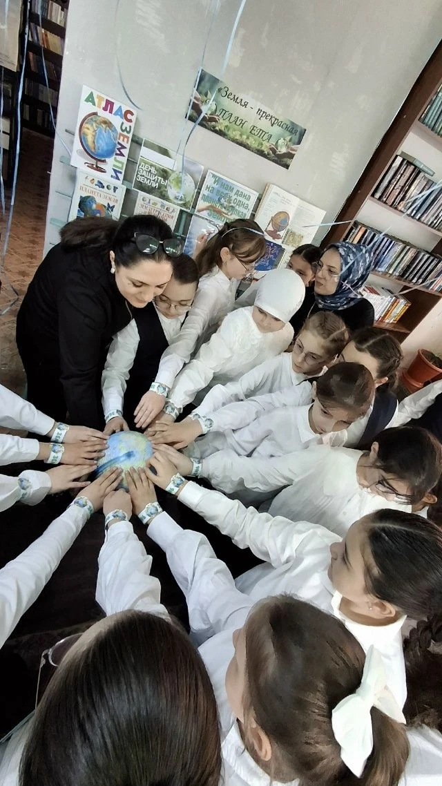 навы, пересыхают реки, задыхается от мусора лес, исчезают редкие виды растений и животных. А что мож