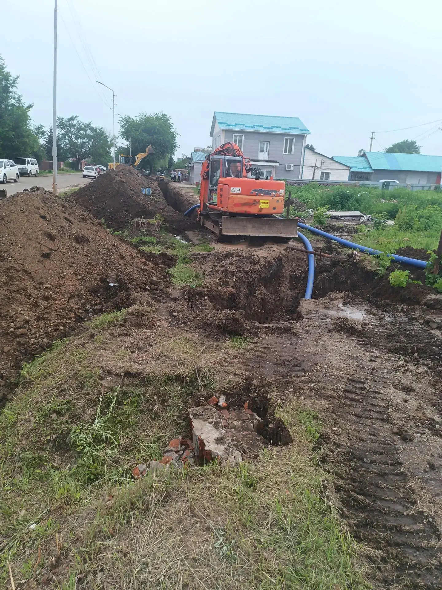 ✔️Продолжаются работы по прокладке новой ветки водопровода в Покровке. Это нужно, чтобы отключить ст